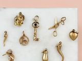 de nombreux types de bijoux en or exposés sur un plateau de marbre