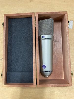 un micro posé dans une boîte en bois sur une table