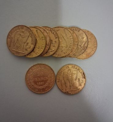 plusieurs pièces d'or empilées les unes sur les autres sur une surface blanche