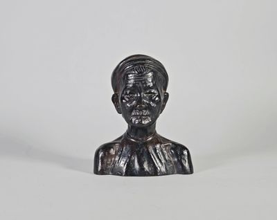 Buste de vieille femme en bronze de patine brune.