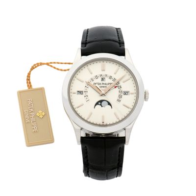 un gros plan d'une montre-bracelet ornée d'un lingot d'or sur fond blanc