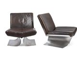 paire de fauteuils de salon en cuir marron avec des pieds chromés