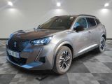 le SUV argenté est garé sur le sol en damier d'une pièce