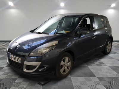 la photo d'une petite voiture garée dans un garage