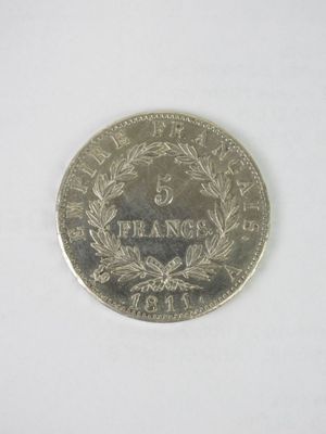 gros plan d'une pièce de monnaie sur une surface blanche avec un fond blanc
