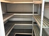 un réfrigérateur qui comporte de nombreuses étagères