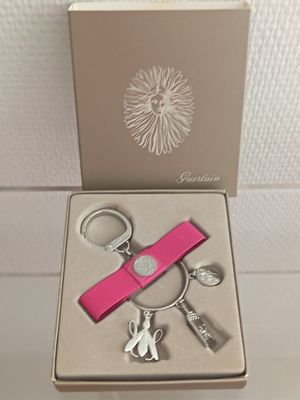 un porte-clés rose et un porte-clés dans une boîte