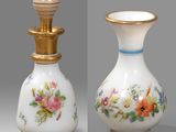 deux vases peints avec des fleurs