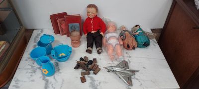 une petite table sur laquelle se trouvent une poupée et d'autres objets