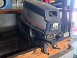 un moteur posé sur un morceau de bois