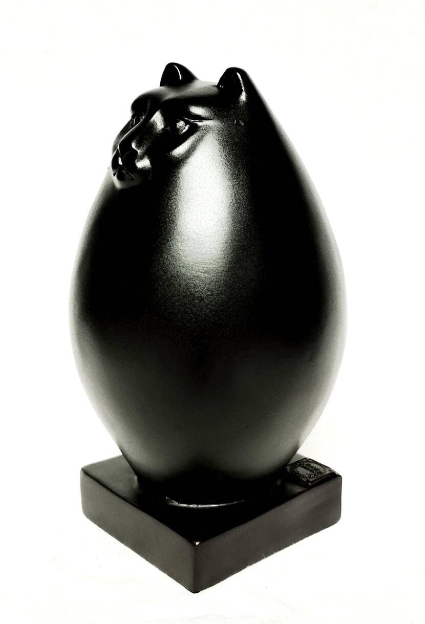 Fernando BOTERO (1937-2023), d’après Epreuve en bronze à patine noire figurant un chat stylisé. Porte une signature. ...