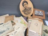 beaucoup de vieux livres et de photos sur la table