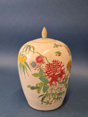 un vase blanc orné de fleurs rouges sur fond bleu