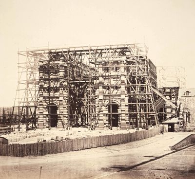 une photo en noir et blanc d'un bâtiment en cours de construction