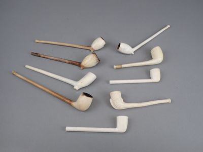 Plusieurs types différents de pipes à fumer sont disposés en cercle