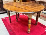 une table posée sur un tapis rouge dans une pièce