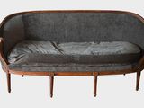 une photo d'un canapé gris avec une structure en bois