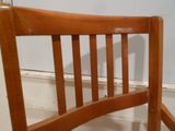 une chaise en bois avec un siège en bois dans une pièce
