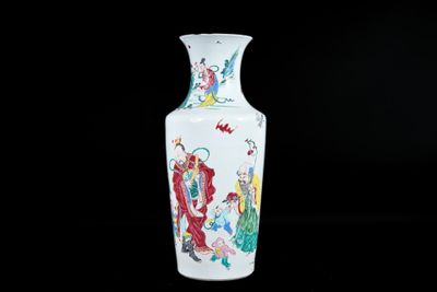 un vase blanc orné d'une peinture sur fond noir
