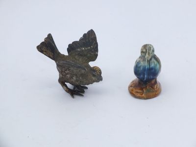 deux petites figurines représentant des oiseaux sur un fond blanc