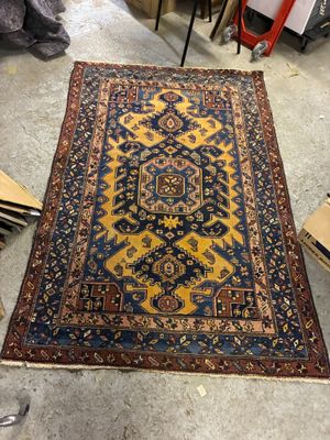 un tapis bleu et jaune orné d'un motif rouge et bleu