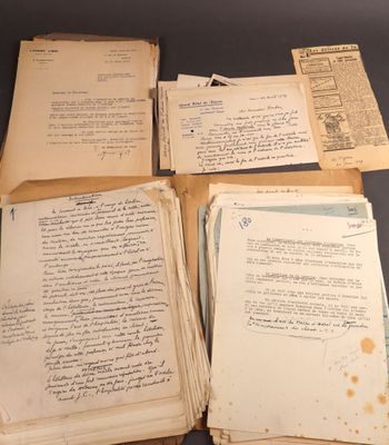 plusieurs vieux papiers sont empilés sur une table