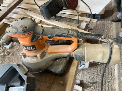 a sander that is sitting on top of a piece of wood