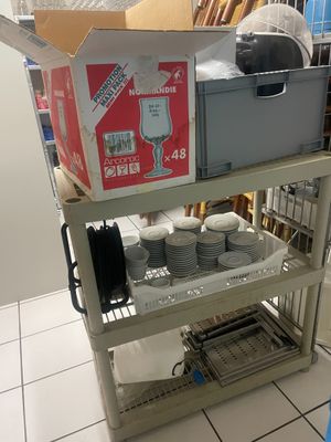 un chariot sur lequel se trouvent tout un tas d'articles
