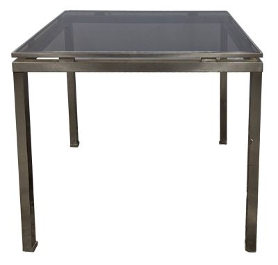 une image d'une table en verre avec des pieds en métal et un plateau en verre