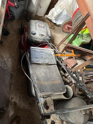 un tas de vieilleries à l'arrière d'un camion