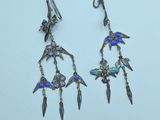 deux paires de boucles d'oreilles ornées de perles de verre bleues