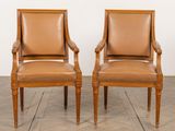 paire de fauteuils en cuir de style Louis XVI français