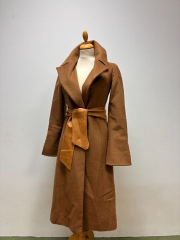 Tara JARMON - Manteau en cachemire beige, ceinture cuir. Taille 3...