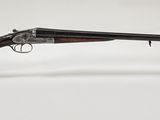 un fusil avec un canon en bois sur un support transparent