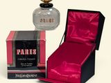 l'image d'un flacon de parfum à côté d'une boîte de parfum