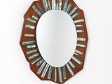 un miroir accroché au mur de la pièce