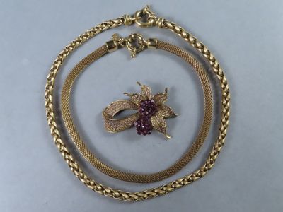 un gros plan d'un collier et d'un bracelet ornés d'une abeille