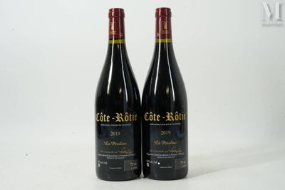 deux bouteilles de vin posées l'une à côté de l'autre sur une table