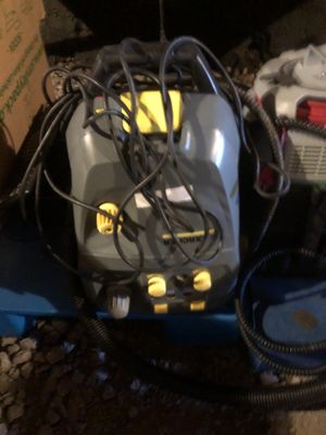 une photo montrant un aspirateur et d'autres objets posés par terre