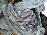 un tas de vêtements posé sur une surface blanche