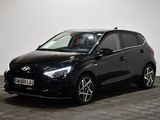 La voiture noire est garée dans une pièce au sol en damier.