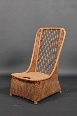 une image représentant une chaise en osier sur fond gris