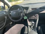 l'intérieur d'une petite voiture avec un volant et un tableau de bord