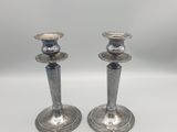 paire de chandeliers en métal argenté sur fond blanc