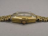 une image d'un gros plan d'une montre-bracelet sur une table