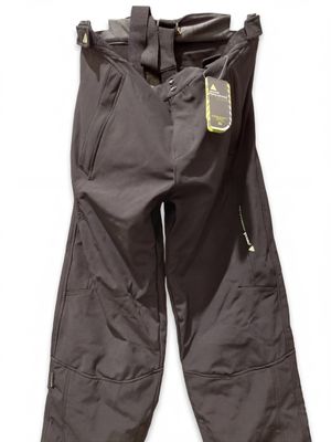 un gros plan d'un pantalon sur fond blanc