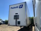 un camion garé à côté d'un autre camion