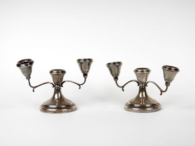 paire de chandeliers en métal argenté