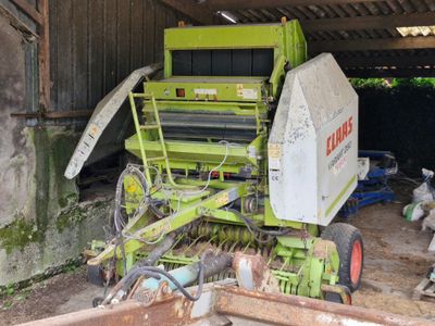 une machine verte qui se trouve à l'intérieur d'un bâtiment