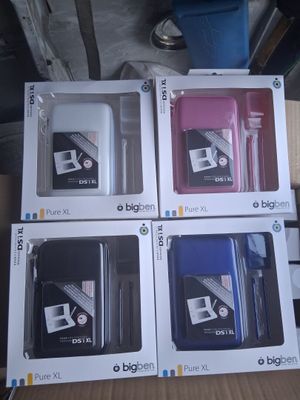 quatre boîtes de téléphones portables posées sur une table en bois